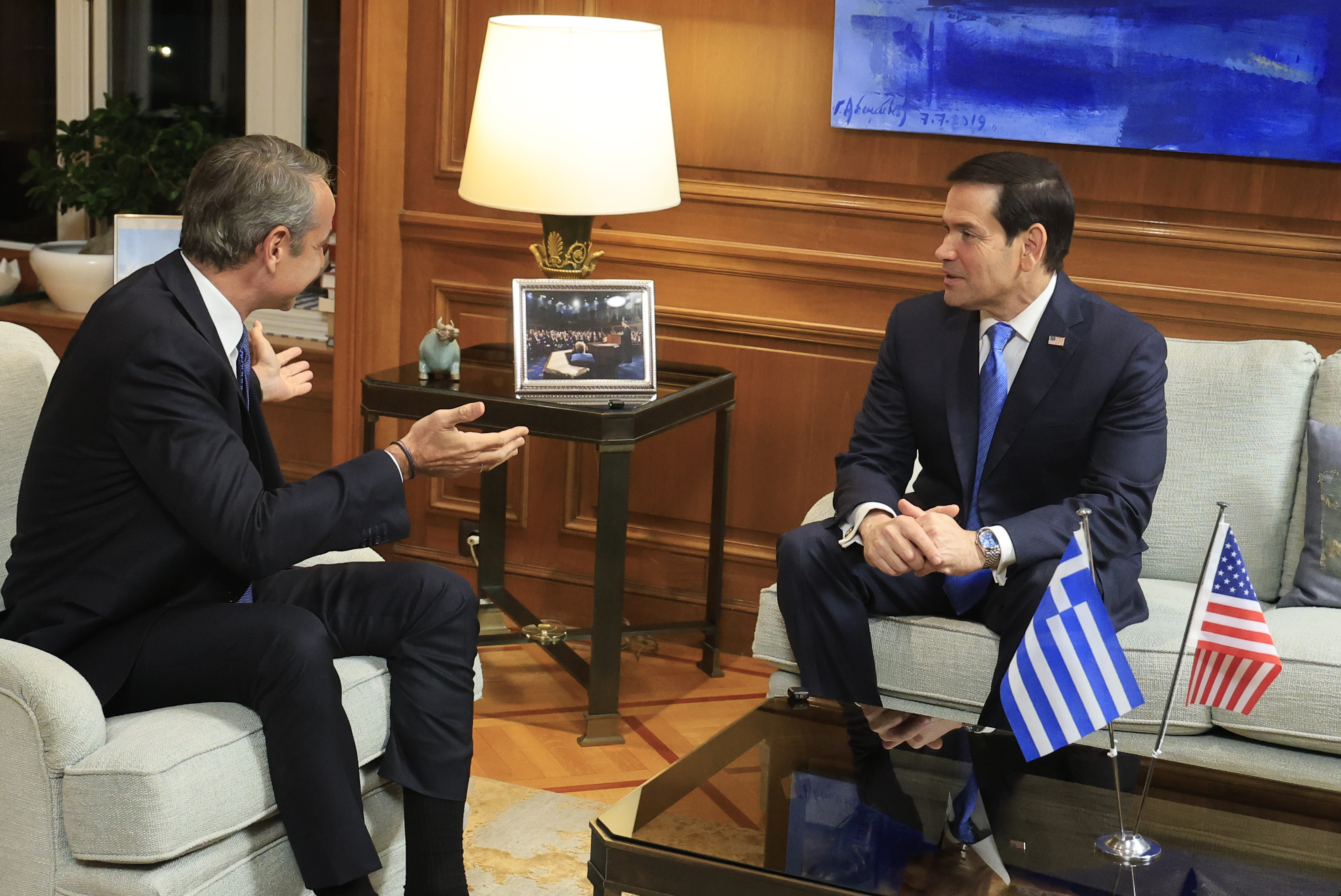 Η φωτογραφία που μπήκε ανάμεσα σε Μητσοτάκη και Ρούμπιο στο Μαξίμου και η καθόλου τυχαία επιλογή της