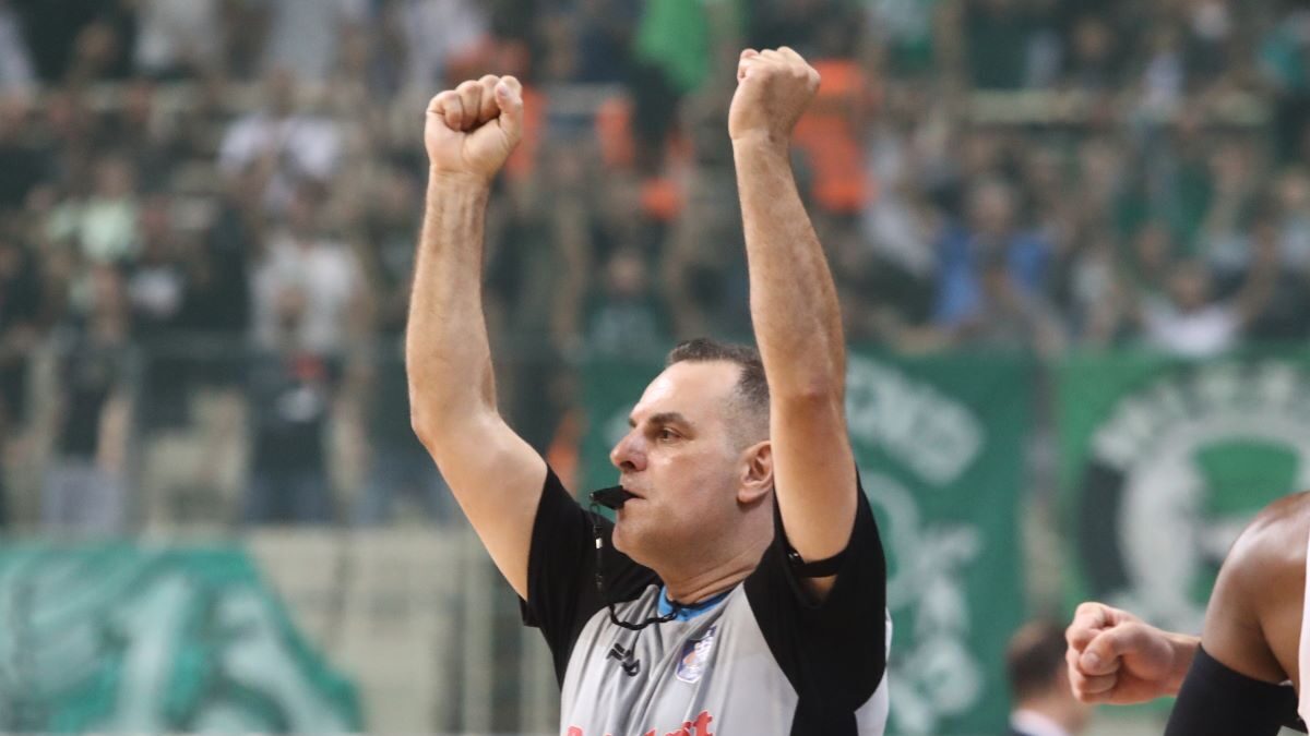 Ο διαιτητής Ηλίας Κορομηλάς