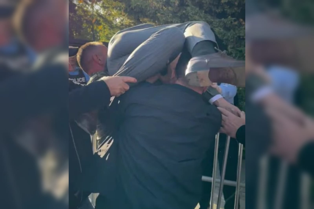 Κόσοβο: Διαδηλωτές σήκωσαν βουλευτή στα χέρια και τον «πέταξαν» πάνω από τα κάγκελα για να μη βγει από τη Βουλή - Δείτε βίντεο