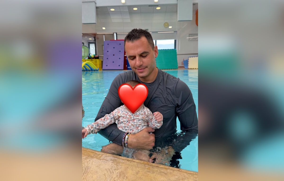 Ο Παναγιώτης Κουτσουμπής πήγε για baby swimming με την κόρη του, Ξένια