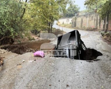 Η κακοκαιρία σφυροκοπά την Κρήτη: Πλημμύρισαν σπίτια, αυτοκίνητα θάφτηκαν στα λασπόνερα – Ήχησε το 112 σε Ρέθυμνο και Ηράκλειο