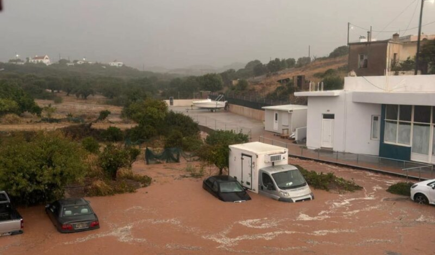 Η κακοκαιρία σφυροκοπά την Κρήτη: Πλημμύρισαν σπίτια, αυτοκίνητα θάφτηκαν στα λασπόνερα – Ξεχείλισε ποταμός στα Ζωνιανά
