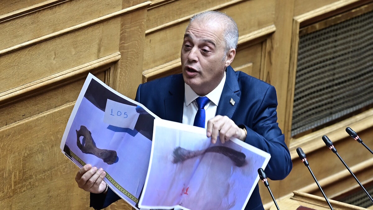 Ο πρόεδρος της Ελληνικής Λύσης, Κυριάκος Βελόπουλος με επίμαχες φωτογραφίες στο βήμα της Βουλής