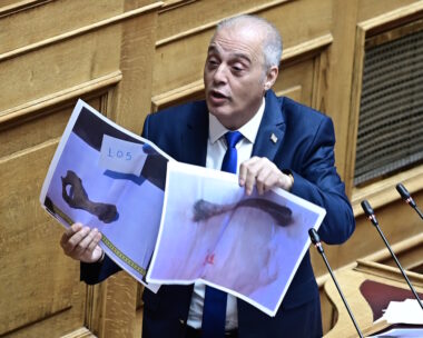 Ο πρόεδρος της Ελληνικής Λύσης, Κυριάκος Βελόπουλος με επίμαχες φωτογραφίες στο βήμα της Βουλής