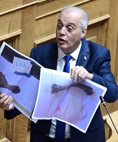 Ο πρόεδρος της Ελληνικής Λύσης, Κυριάκος Βελόπουλος με επίμαχες φωτογραφίες στο βήμα της Βουλής