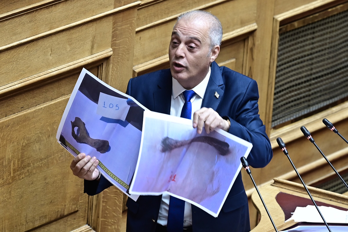 Ο Βελόπουλος «ανέβασε» νέες φωτογραφίες με ανθρώπινα οστά από τα Τέμπη και τις απέσυρε μετά την οργή συγγενών - Η κόντρα με Φλωρίδη στη Βουλή