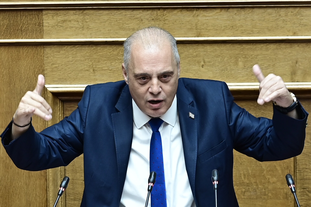Ο Βελόπουλος «ανέβασε» νέες φωτογραφίες με οστά από τα Τέμπη και τις «κατέβασε» μετά την οργή συγγενών – Η κόντρα με Φλωρίδη στη Βουλή