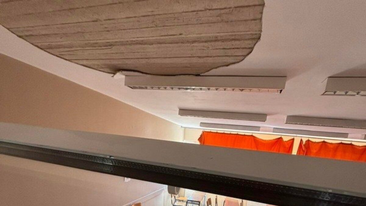 Έπεσαν σοβάδες στα κεφάλια μαθητών την ώρα του μαθήματος