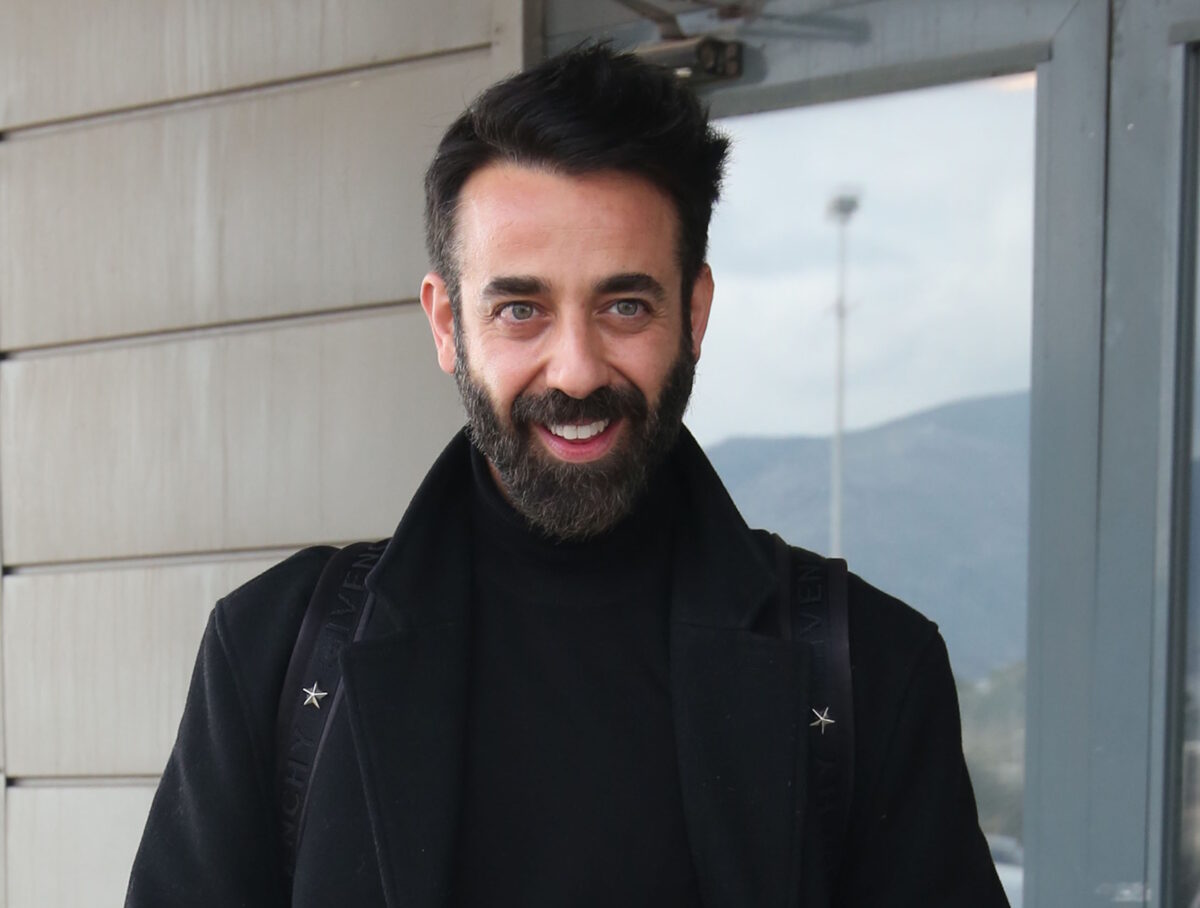 Γιάννης Λάσκος: Το κόκκινο φόρεμα που σχεδίασε και το μήνυμα στις γυναίκες για την ανάγκη της πρόληψης