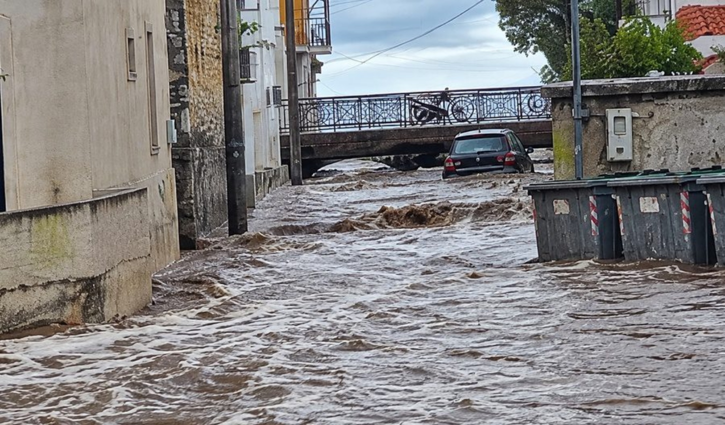 Υπερχείλισε ποτάμι στην Σκάλα της Λέσβου, αυτοκίνητο παρασύρθηκε από τα νερά – Δείτε βίντεο