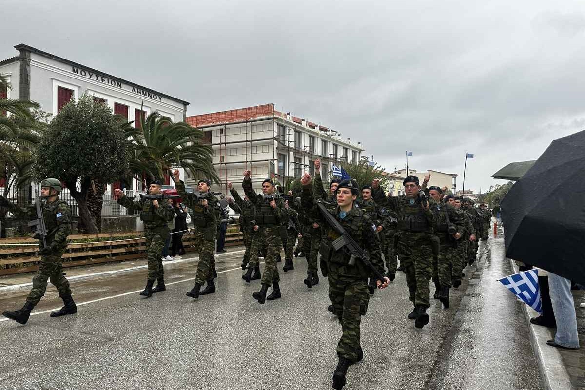 Με συνεχή βροχή και δυνατό άνεμο η στρατιωτική παρέλαση στη Λήμνο