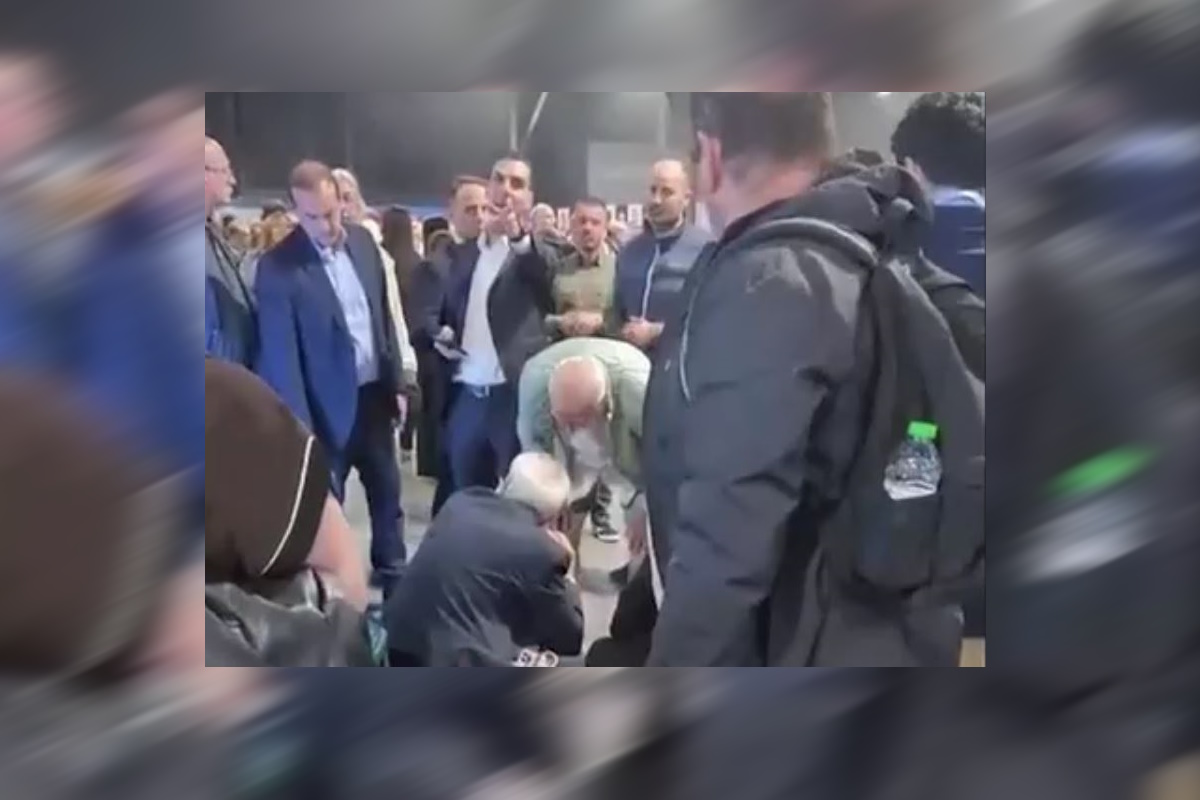 Εκδήλωση για τα 52 χρόνια ΝΔ: Κακλαμάνης και Θεμιστοκλέους έδωσαν τις πρώτες βοήθειες σε γυναίκα που αισθάνθηκε αδιαθεσία
