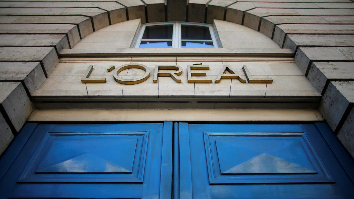 FILE PHOTO - A logo is seen over the entrance of Cosmetics company L'Oreal building in Paris, August 16, 2013. REUTERS/Christian Hartmann/File Photo GLOBAL BUSINESS WEEK AHEAD PACKAGE - SEARCH 'BUSINESS WEEK AHEAD 6 FEB' FOR ALL IMAGES