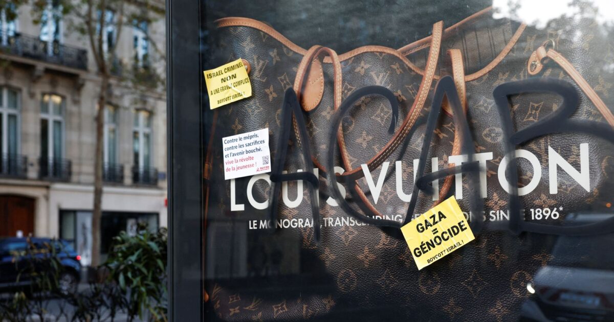 Dior, Celine, Hermès και Louis Vuitton: Γιατί οι ναοί της πολυτέλειας έγιναν στόχος οργής στη Γαλλία Dior, Celine, Hermès και Louis Vuitton: Γιατί οι ναοί της πολυτέλειας έγιναν στόχος οργής στη Γαλλία