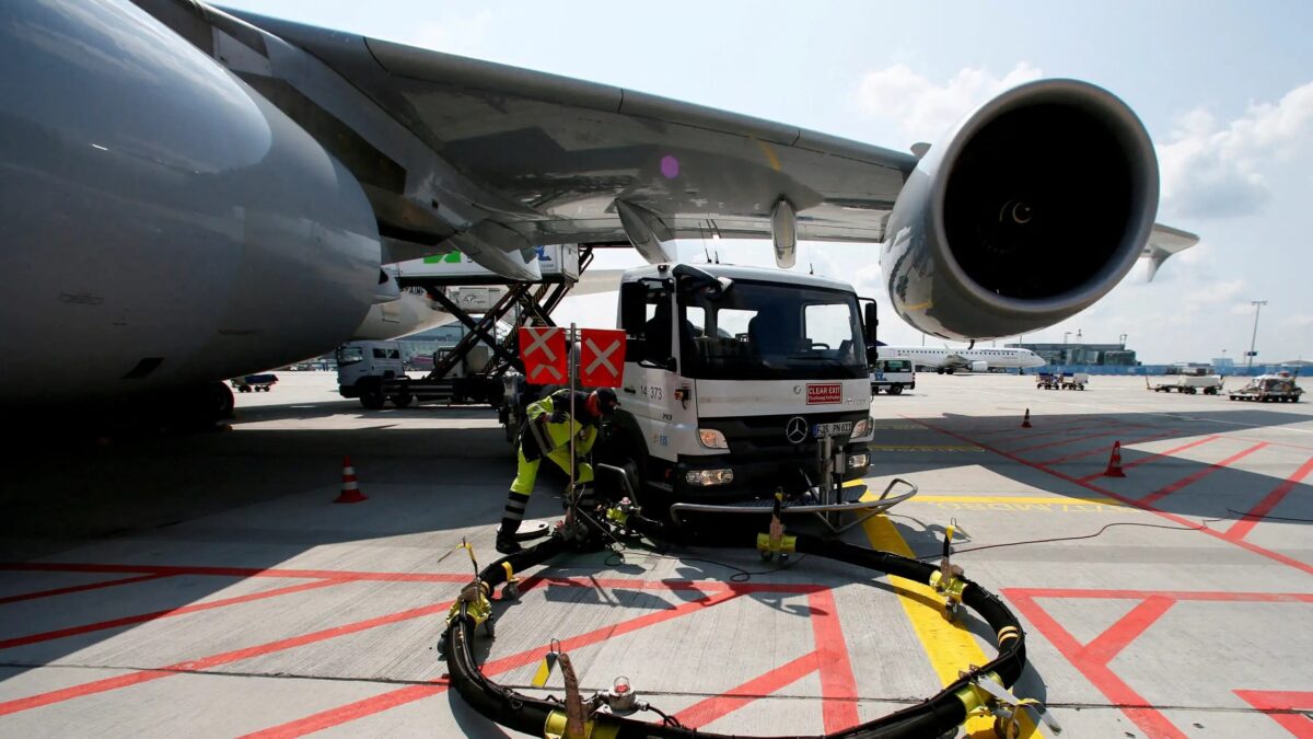 FILE PHOTO: A Lufthansa Airbus 380 is refueled in Frankfurt airport July 12, 2013. REUTERS/Ralph Orlowski/File Photo