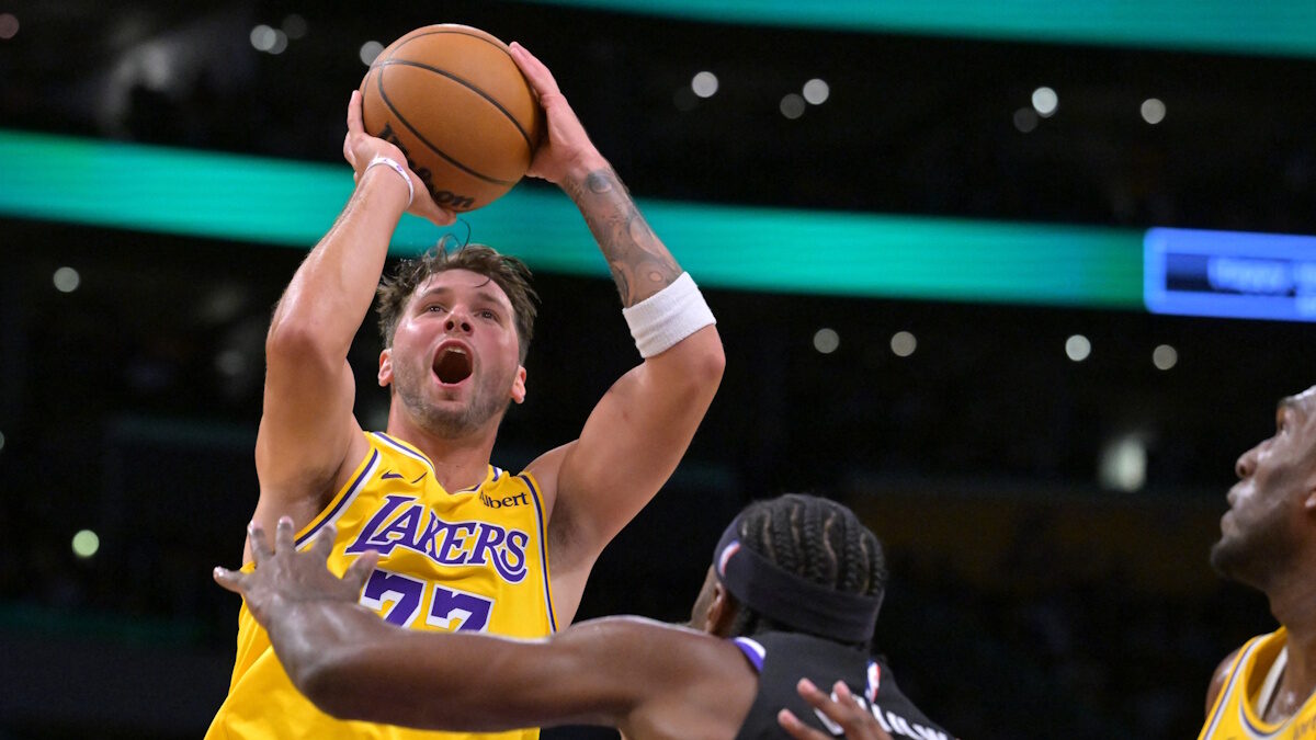 NBA: Ο Λούκα Ντόντσιτς έδειξε το δρόμο της νίκης στους Λέικερς κόντρα στους Γουόριορς – Ιδανικό ντεμπούτο από Κέσλερ