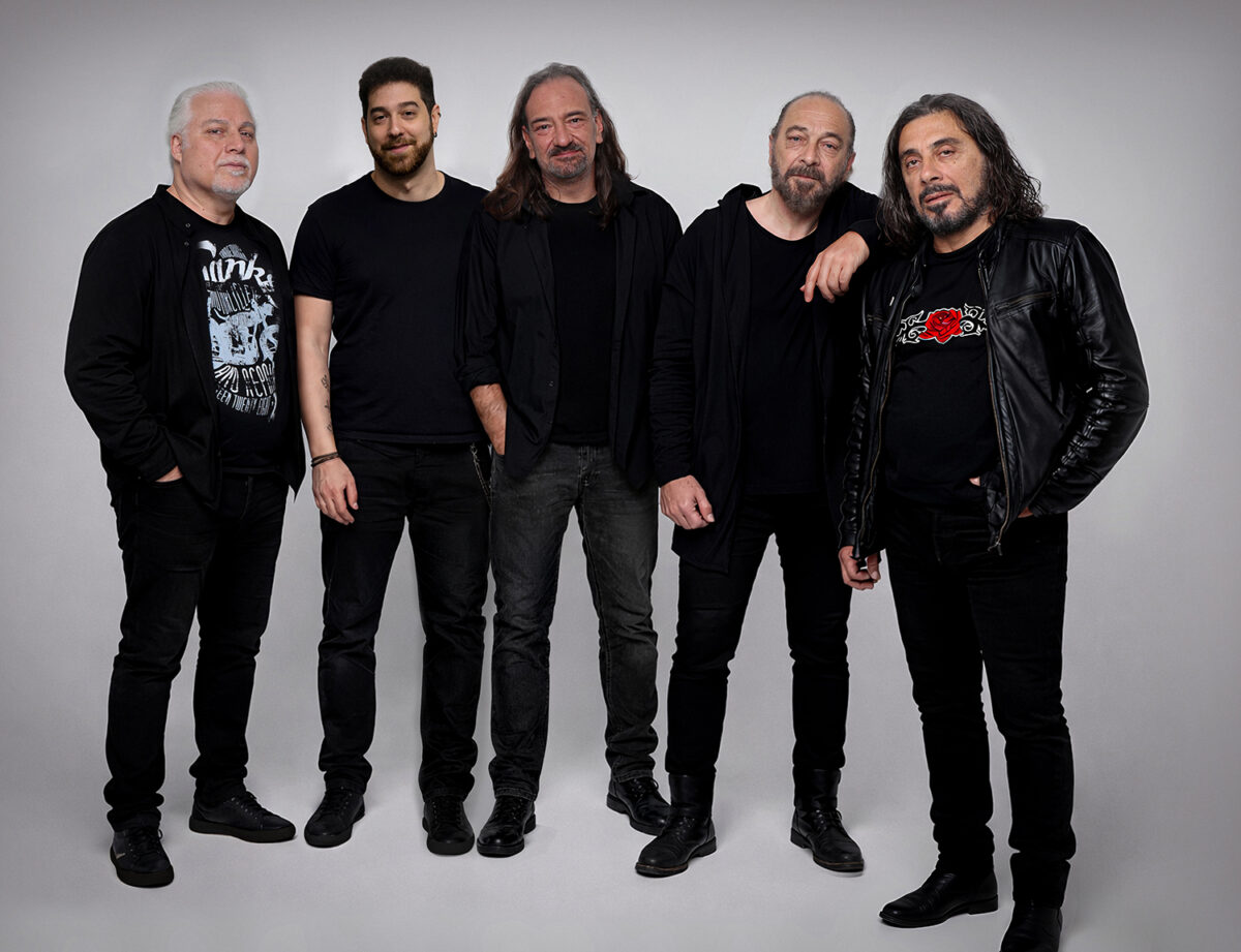 Οι Magic De Spell με το νέο τραγούδι «Σπουργίτι» σε μία επετειακή συναυλία στο Κύτταρο για τα 45 χρόνια