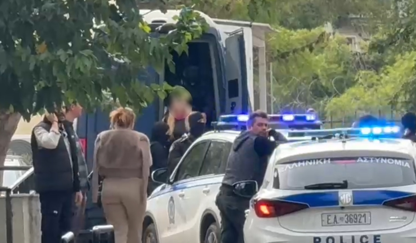 Στην Ευελπίδων οι 3 προφυλακισμένοι για τον εμπρησμό της Marfin - Απολογούνται ξανά μετά την αναβάθμιση των κατηγοριών