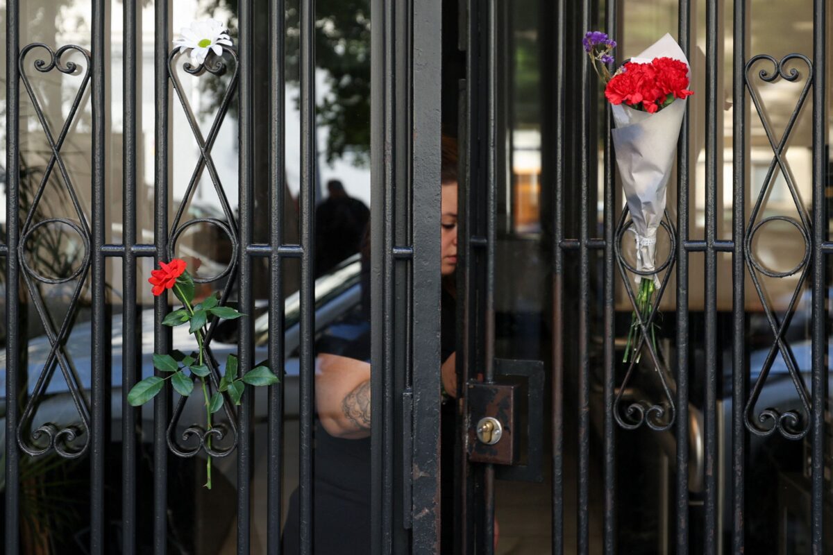 Λουλούδια στην είσοδο πολυκατοικίας της Μαρικάρμεν Αμπασκάλ