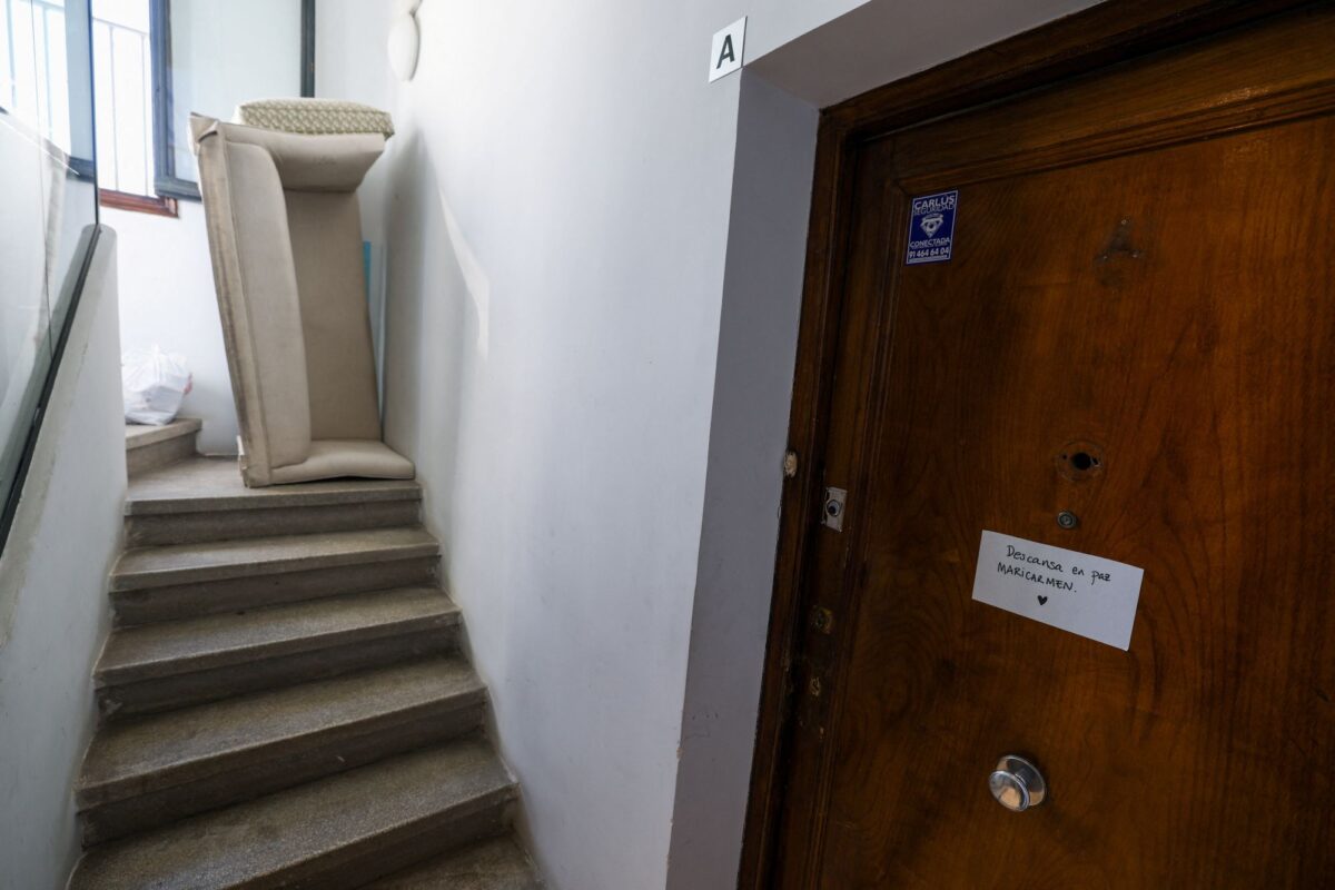 Έξω από το διαμέρισμα της Μαρικάρμεν Αμπασκάλ