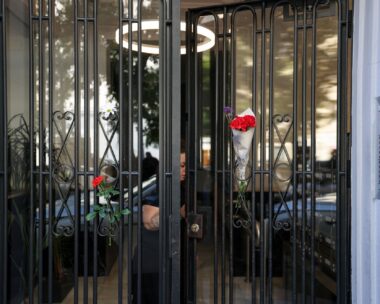 Λουλούδια για την Μαρικάρμεν Αμπασκάλ
