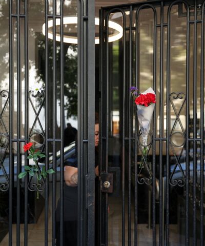 Λουλούδια για την Μαρικάρμεν Αμπασκάλ