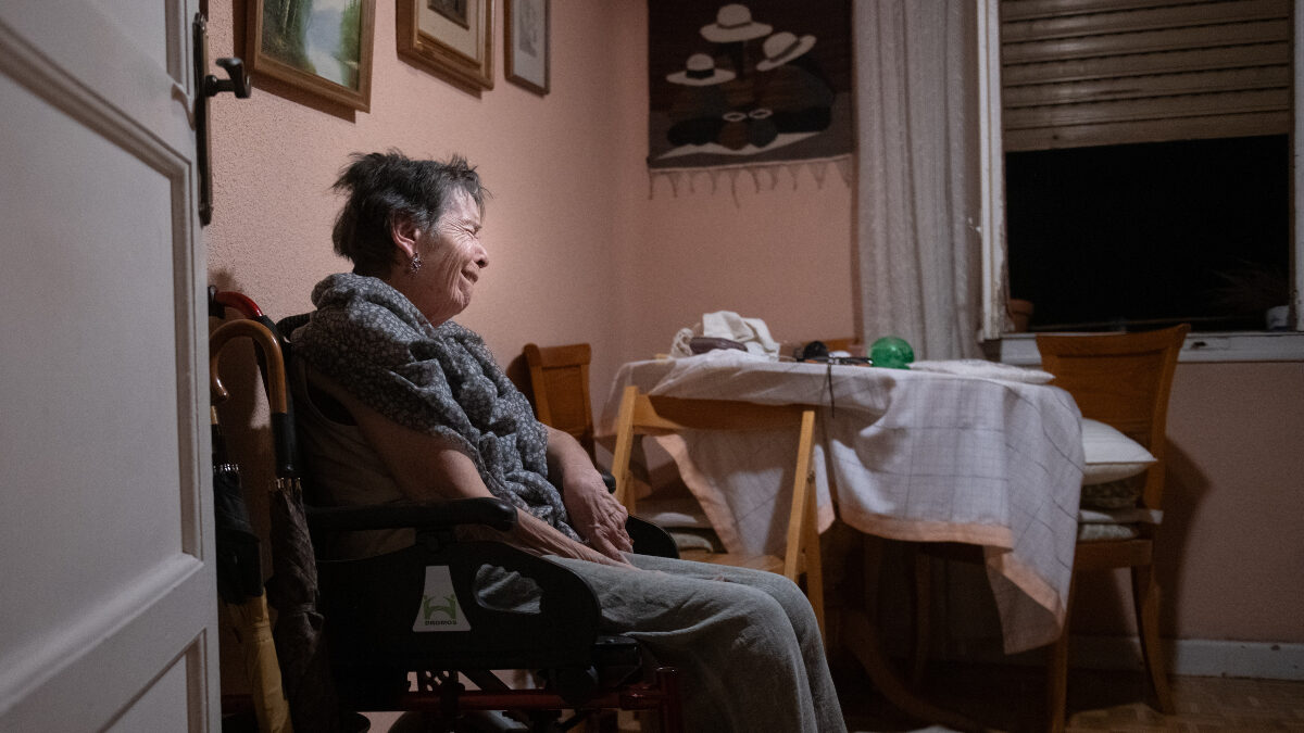 Maricarmen, de 87 años, llora mientras espera en casa la llegada de la policía antes de ser desalojada de la vivienda donde residía, el miércoles 23 de septiembre de 2026, en Madrid, España.
