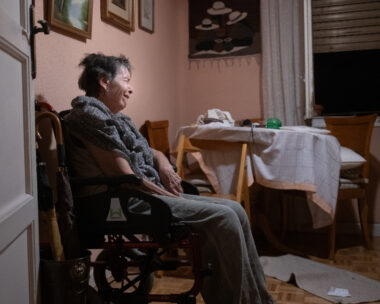 Maricarmen, de 87 años, llora mientras espera en casa la llegada de la policía antes de ser desalojada de la vivienda donde residía, el miércoles 23 de septiembre de 2026, en Madrid, España.