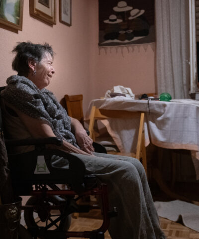 Maricarmen, de 87 años, llora mientras espera en casa la llegada de la policía antes de ser desalojada de la vivienda donde residía, el miércoles 23 de septiembre de 2026, en Madrid, España.