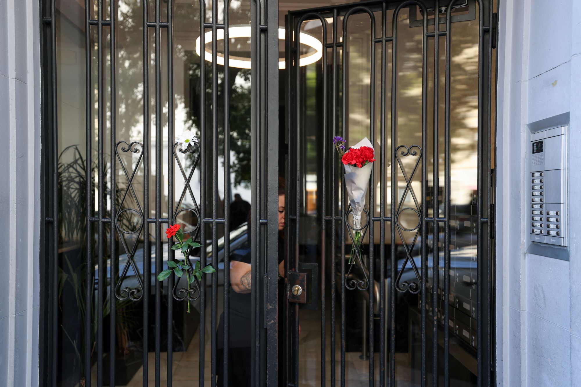 Η Ισπανία αποχαιρετά τη Μαρικάρμεν: Ένα λουλούδι κι ένα σημείωμα στην πόρτα του σπιτιού που δεν πρόλαβε να ξαναδεί
