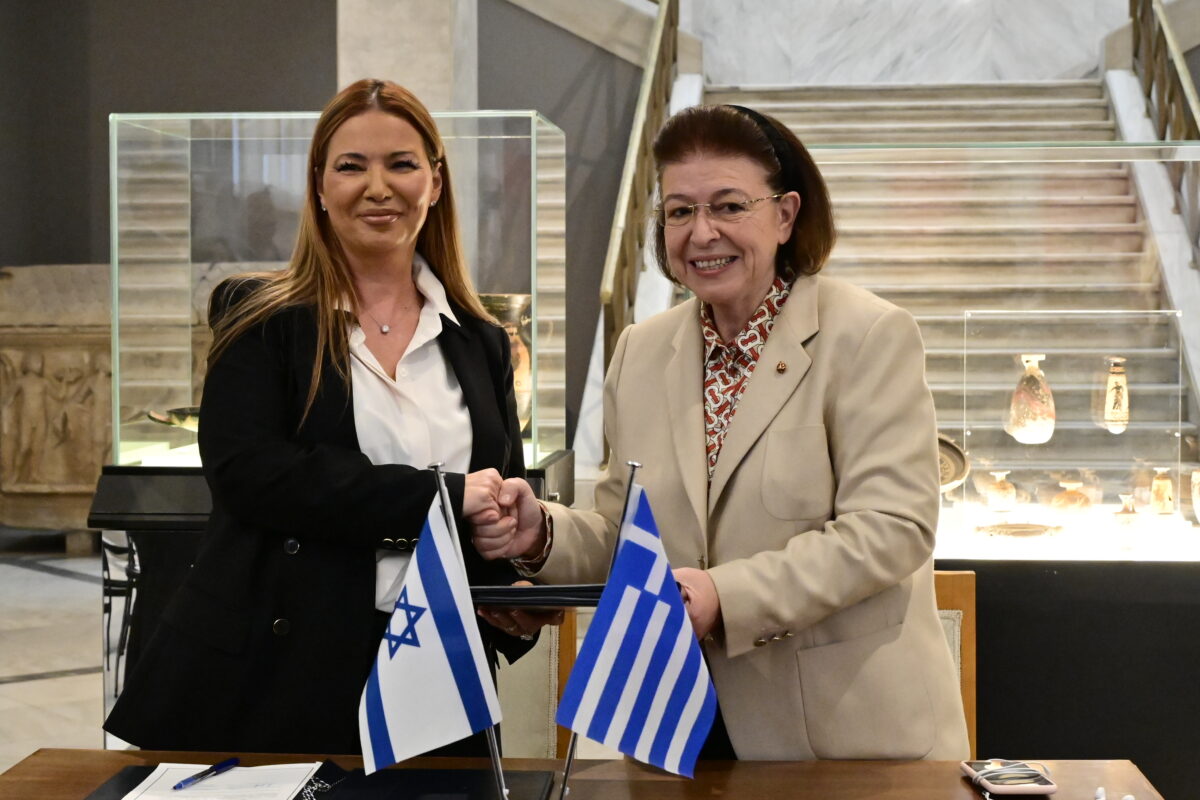 Τελετή παράδοσης αρχαίων ελληνικών αντικειμένων που επιστρέφονται στο ελληνικό κράτος από το κράτος του Ισραήλ παρουσία της Υπουργού Πολιτισμού Λίνας Μενδώνη και της πρέσβεως του Ισραήλ στην Ελλάδα Pninat Yannay στην Αίθουσα του Βωμού στο Εθνικό Αρχαιολογικό Μουσείο. Τρίτη 13 Οκτωβρίου 2026 (ΜΙΧΑΛΗΣ ΠΑΠΑΝΙΚΟΛΑΟΥ