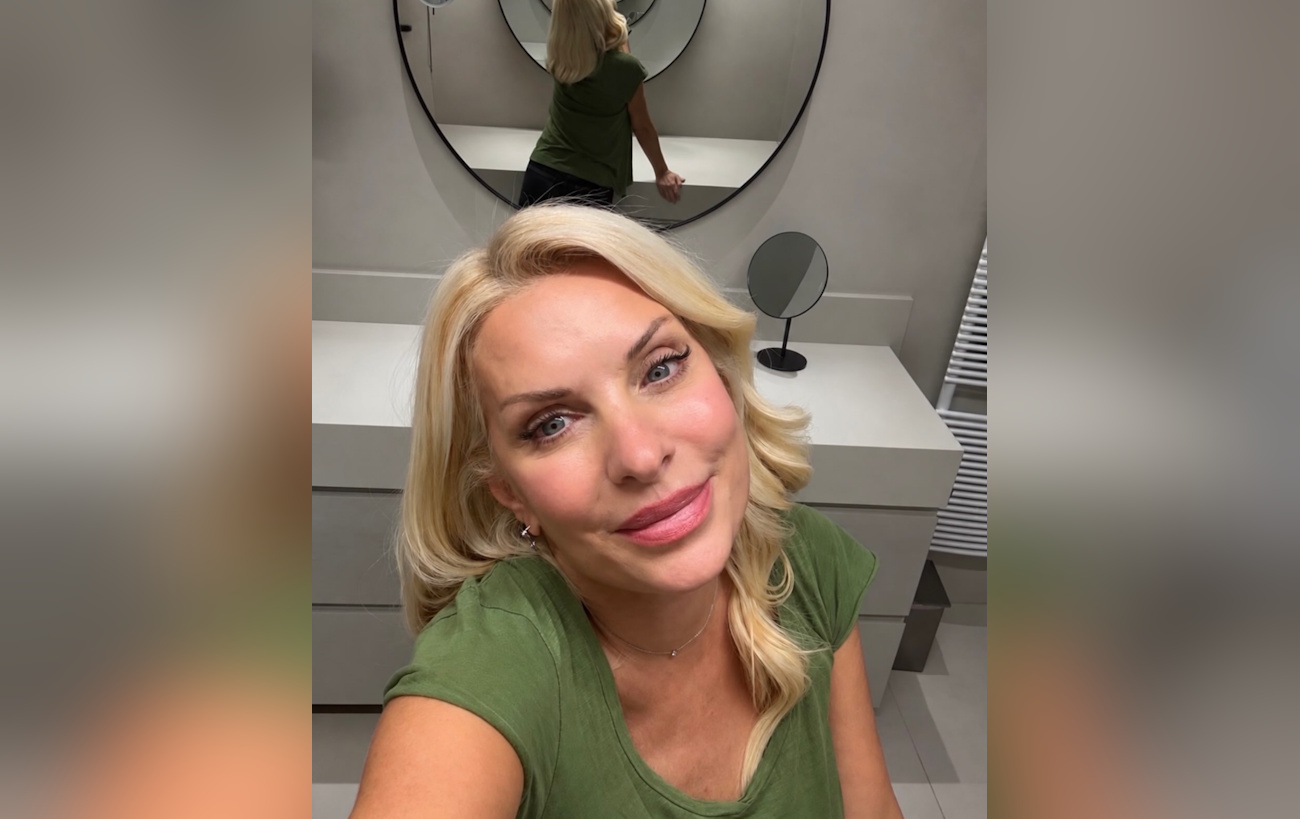 Η Ελένη Μενεγάκη δημοσίευσε selfie που «έπαιζε» με τον καθρέφτη της και ενθουσίασε τους followers της