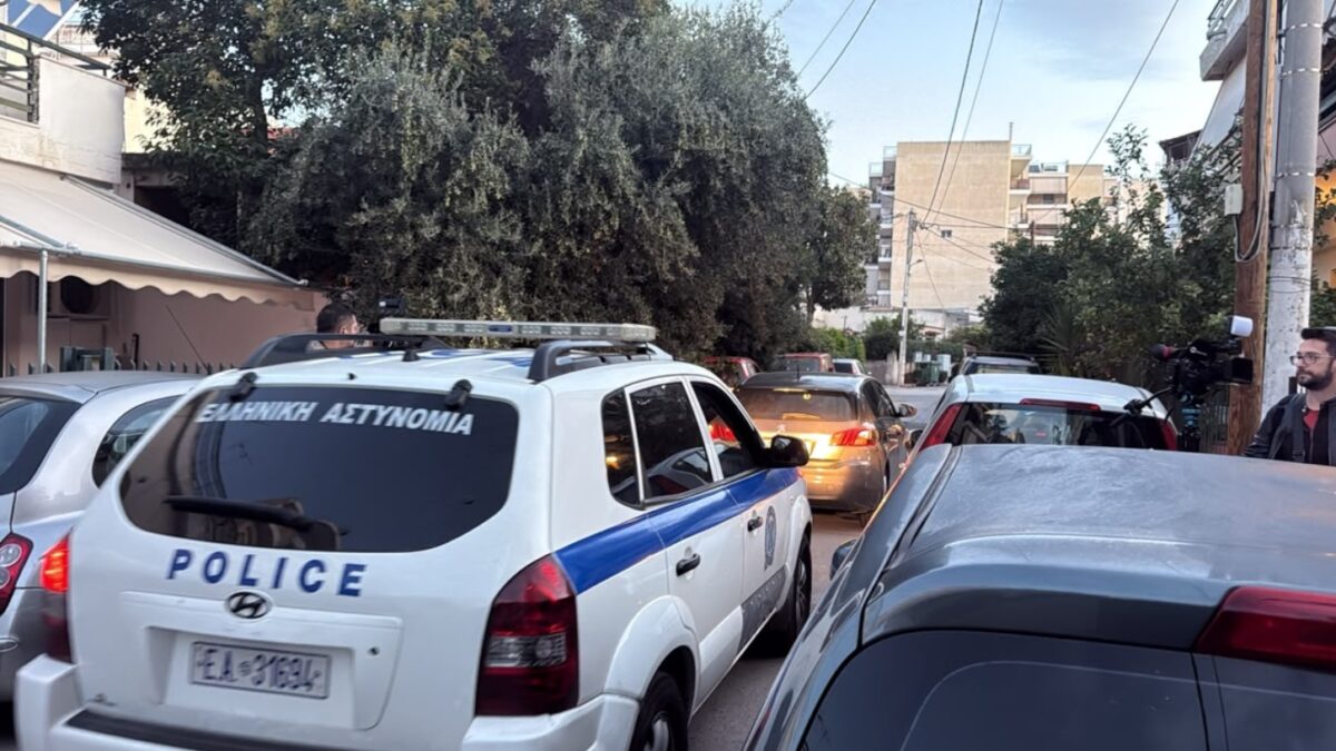 Αστυνομικές δυνάμεις στο σπίτι όπου έγινε η δολοφονία