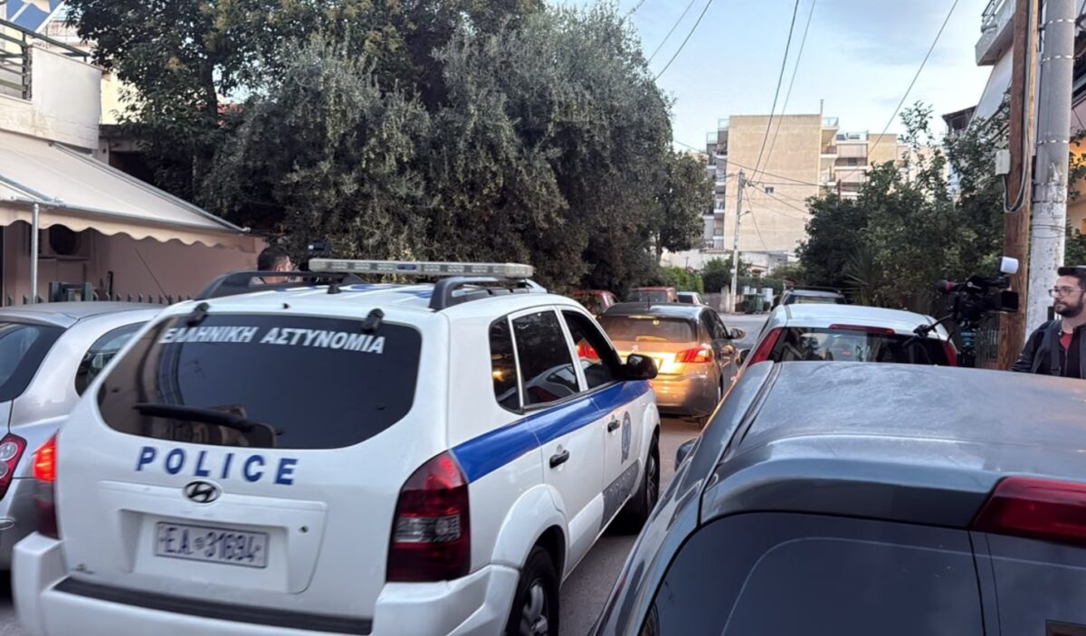 Αστυνομικές δυνάμεις στο σπίτι όπου έγινε η δολοφονία