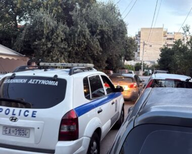 Αστυνομικές δυνάμεις στο σπίτι όπου έγινε η δολοφονία