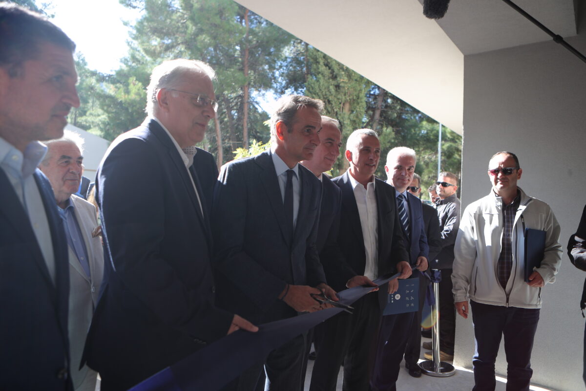 Κυριάκος Μητσοτάκης από τον «Δημόκριτο»: «Η κυβέρνηση συνομιλεί με το αύριο, άλλες πολιτικές δυνάμεις παραμένουν στο χθες»