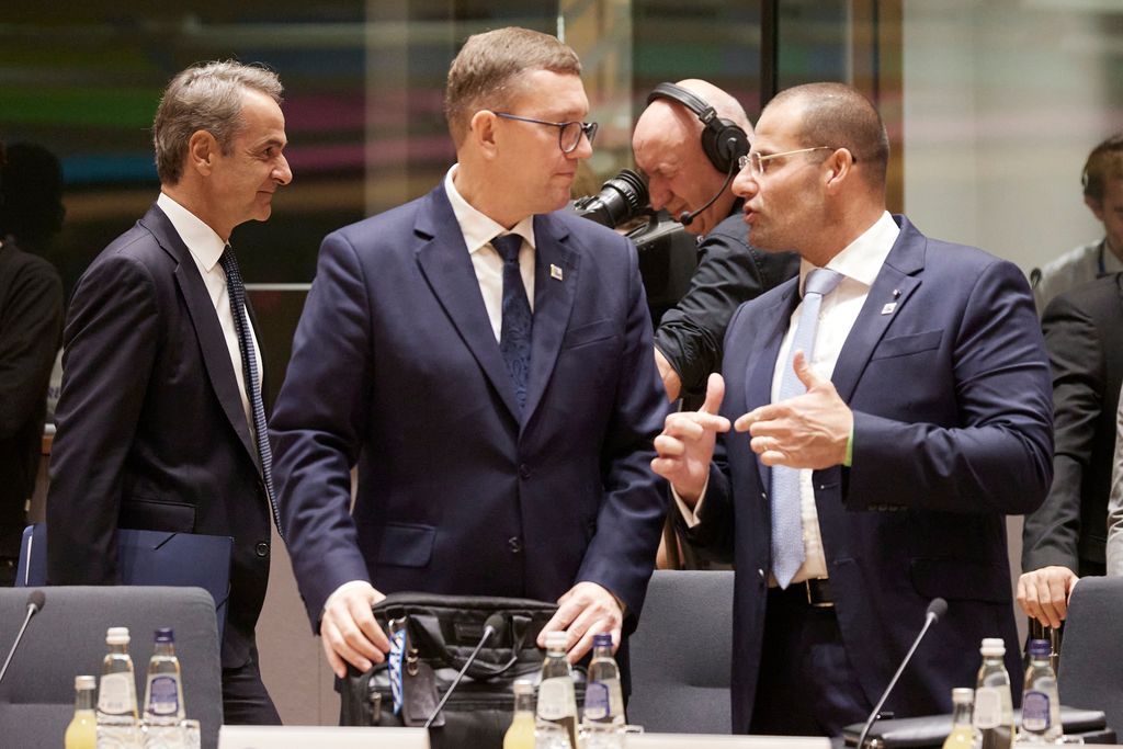 Politico: Η Ελλάδα και 5 χώρες της ΕΕ ζητούν να καθυστερήσουν οι νέες χρεώσεις για τις εκπομπές ρύπων έως το 2030 λόγω της ενεργειακής κρίσης