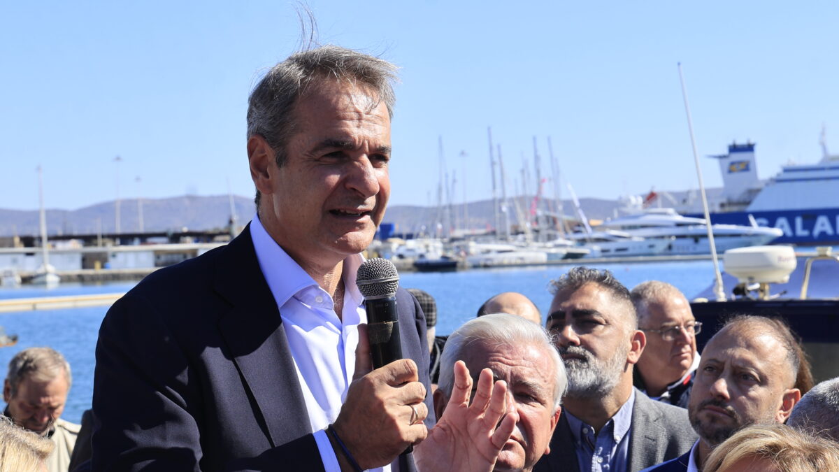 Ο Κυριάκος Μητσοτάκης μιλά σε πολίτες στο Λαύριο