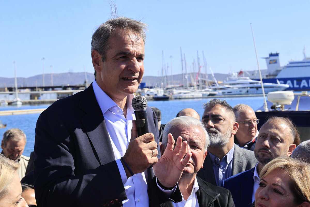 Ο Κυριάκος Μητσοτάκης μιλά σε πολίτες στο Λαύριο