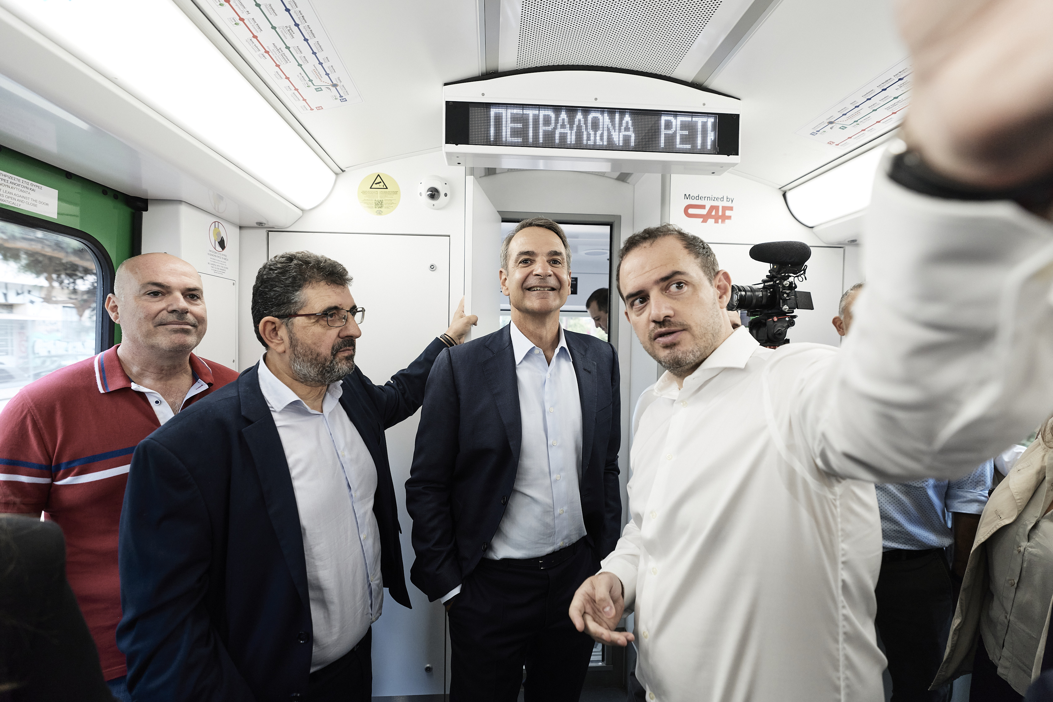 Ο Μητσοτάκης σε δρομολόγιο με τον πρώτο ανακατασκευασμένο συρμό του Ηλεκτρικού: «Παραλαμβάνουμε 14 μέσα στον επόμενο χρόνο»»