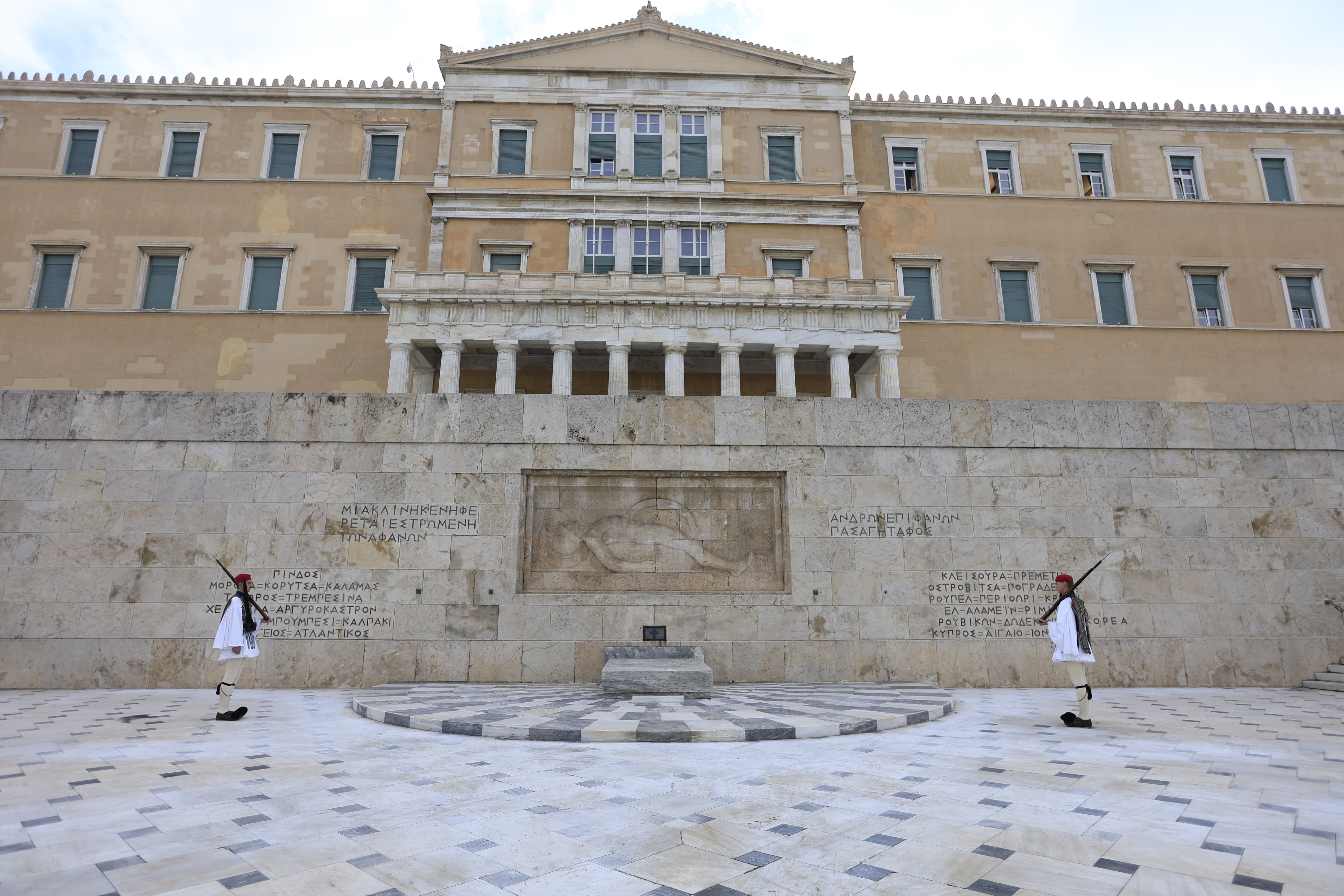 Ο Άγνωστος Στρατιώτης αλλάζει όψη: Μάρμαρο αντί για άσφαλτο μπροστά από το μνημείο – Προχωρά η επέκταση του Αρχαιολογικού Μουσείου