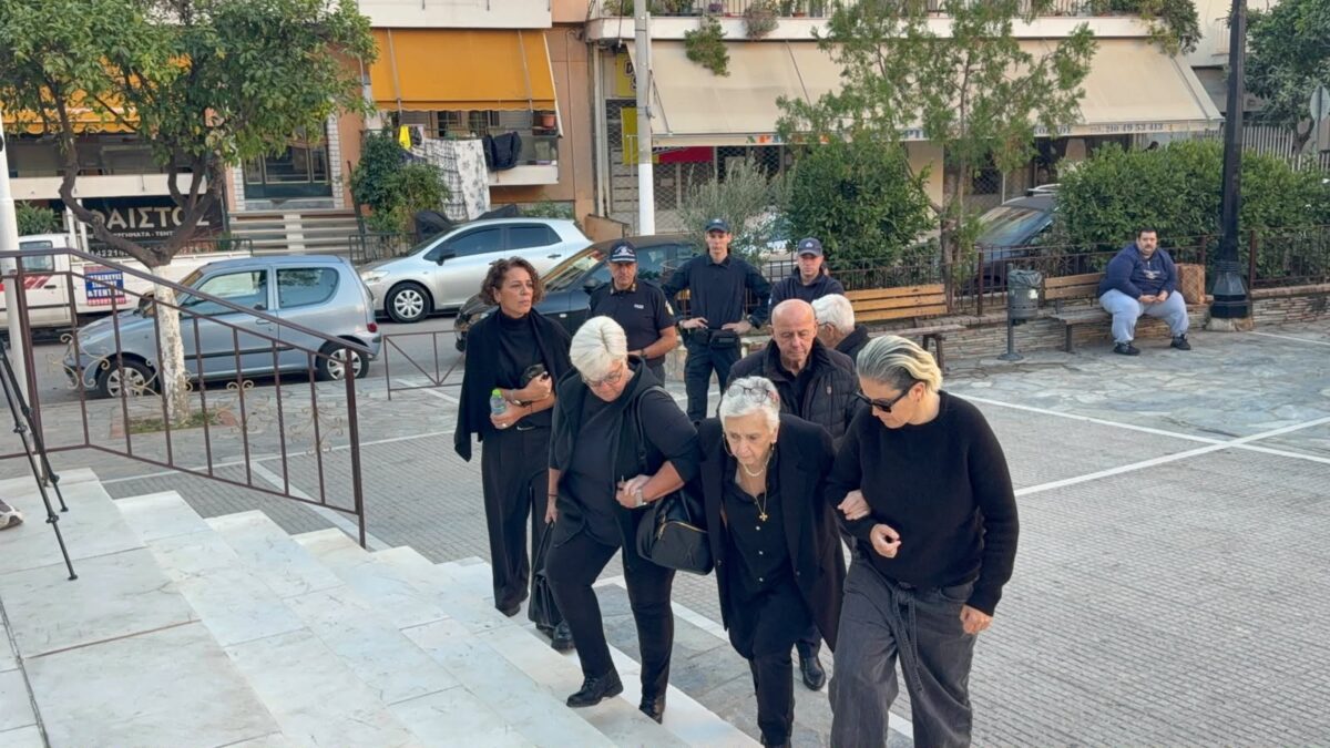 Συντετριμμένη η οικογένεια του Γιώργου Μαζωνάκη στον Ιερό Ναό της Αγίας Τριάδος