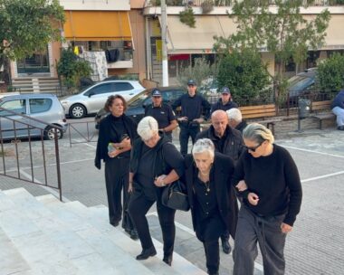 Συντετριμμένη η οικογένεια του Γιώργου Μαζωνάκη στον Ιερό Ναό της Αγίας Τριάδος