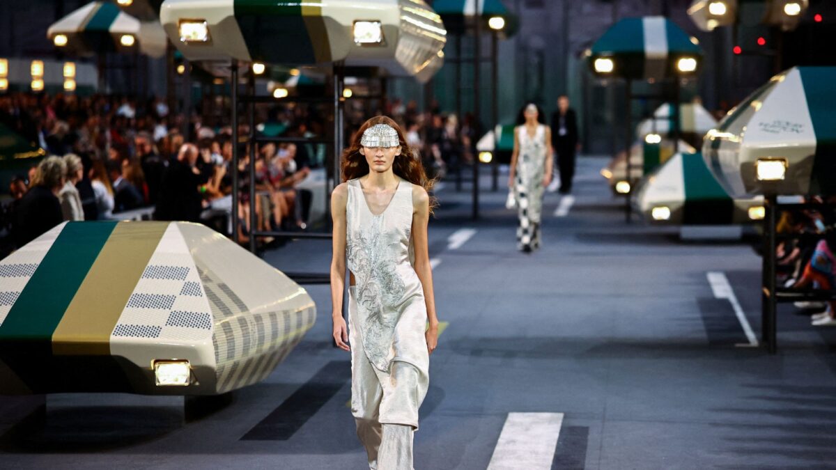 Μοντέλο σε επίδειξη μόδας Spring/Summer 2027 Louis Vuitton