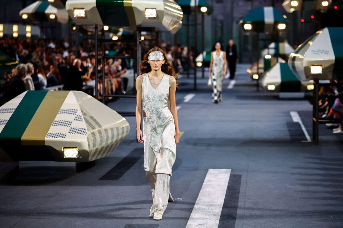 Μοντέλο σε επίδειξη μόδας Spring/Summer 2027 Louis Vuitton