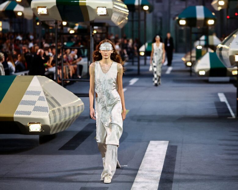 Μοντέλο σε επίδειξη μόδας Spring/Summer 2027 Louis Vuitton