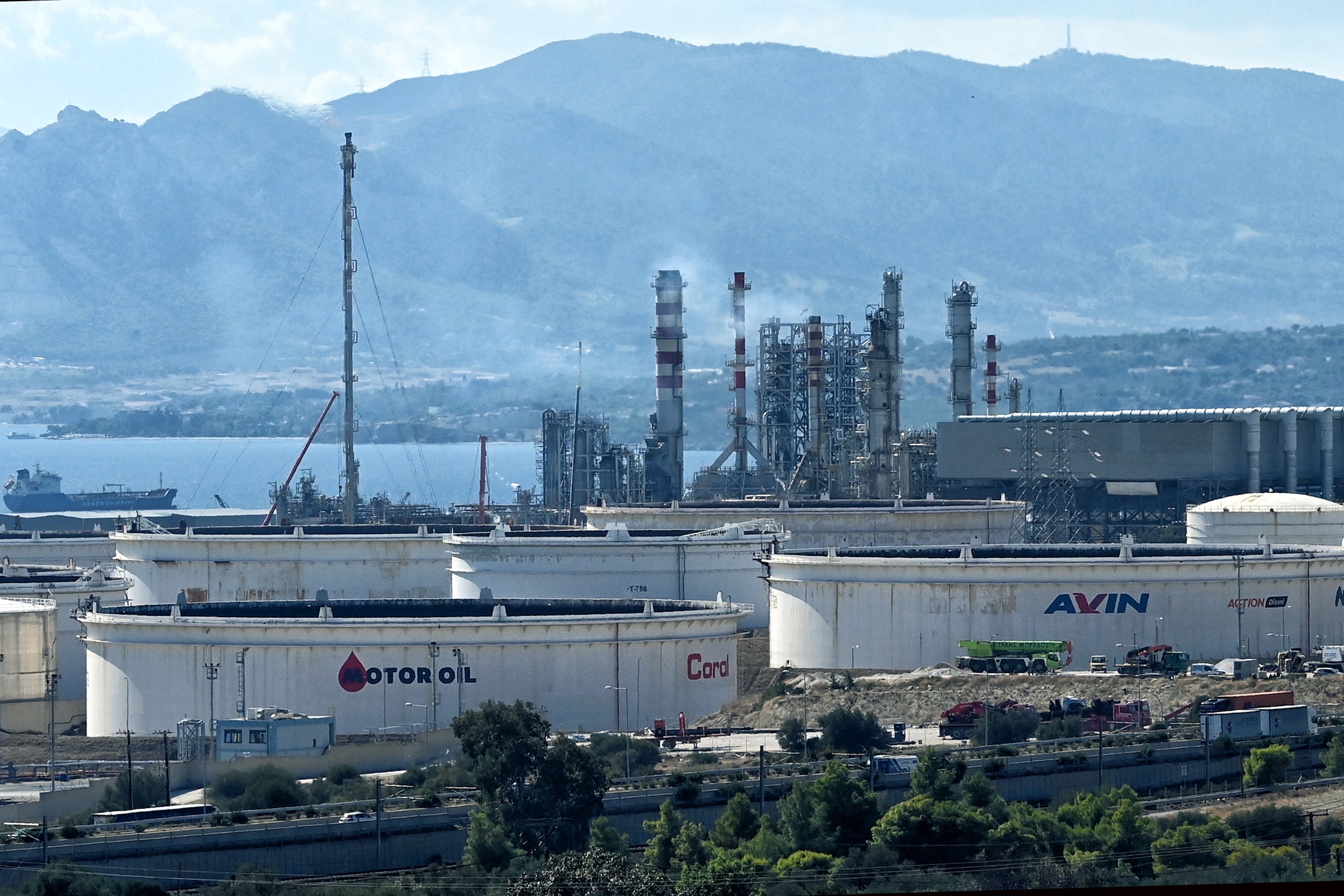 Έκρηξη στην Motor Oil: Με σοβαρές κρανιοεγκεφαλικές κακώσεις στη ΜΕΘ ο δεύτερος τραυματίας – Η ανακοίνωση του Θριάσιου Νοσοκομείου
