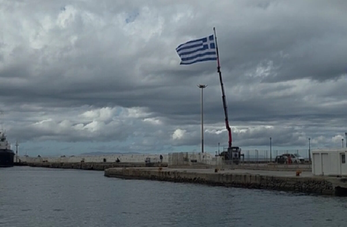 Η σημαία στο λιμάνι της Μυκόνου