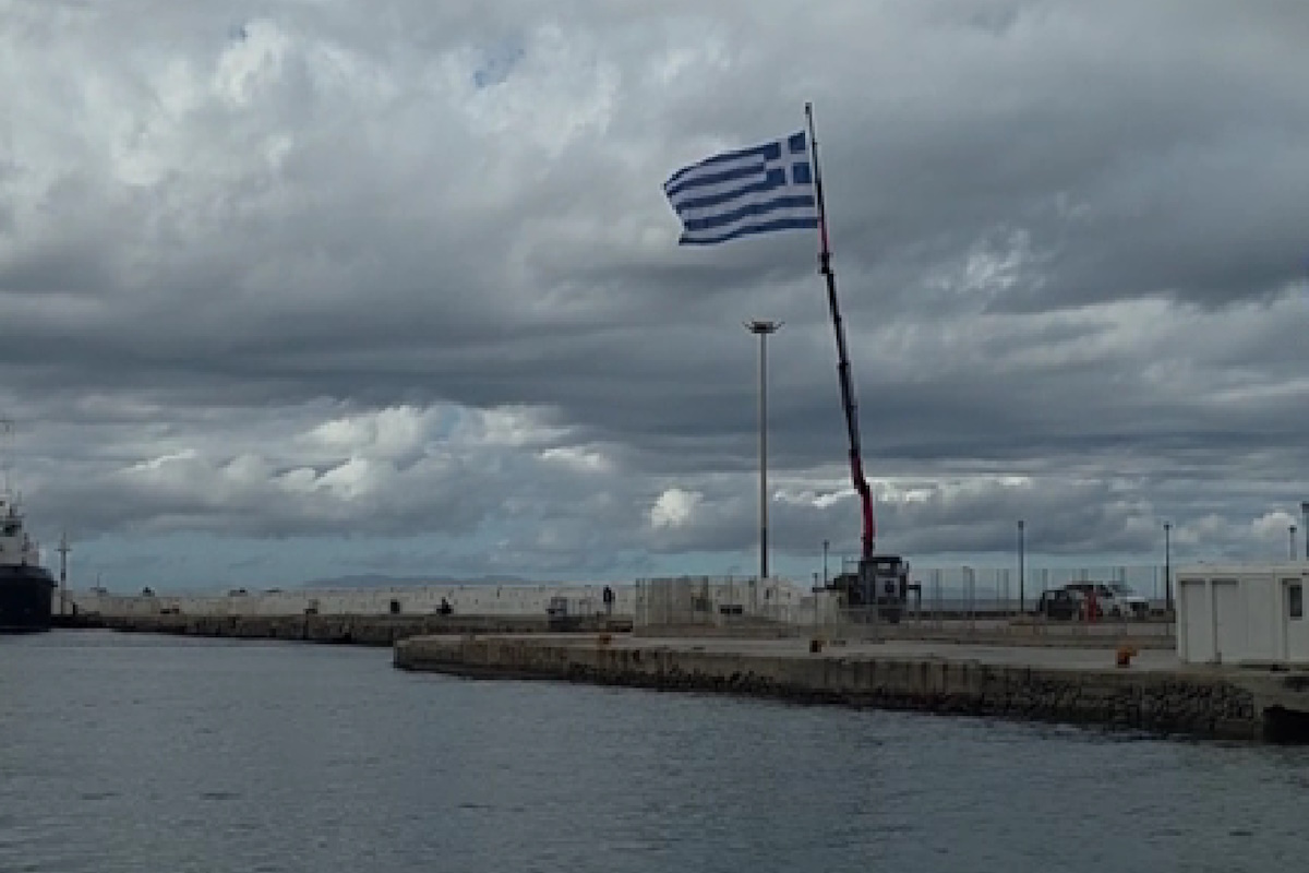28η Οκτωβρίου: Τεράστια ελληνική σημαία υψώθηκε στο λιμάνι της Μυκόνου
