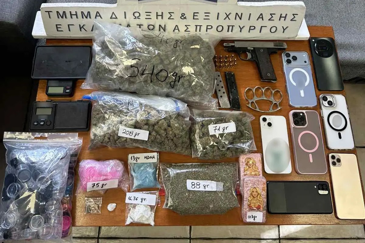 Δραπετσώνα: Τρεις συλλήψεις για διακίνηση ναρκωτικών - Κατασχέθηκαν κάνναβη, κοκαΐνη και σιδερογροθιά